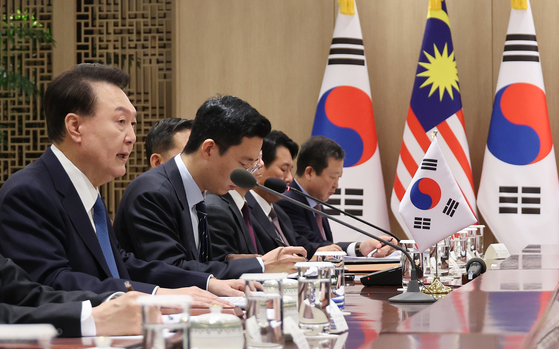 President Yoon Suk Yeol, far left, speaks during a summit with Malaysian Prime Minister Anwar Ibrahim at the presidential office in Yongsan, central Seoul on Monday. [YONHAP]
