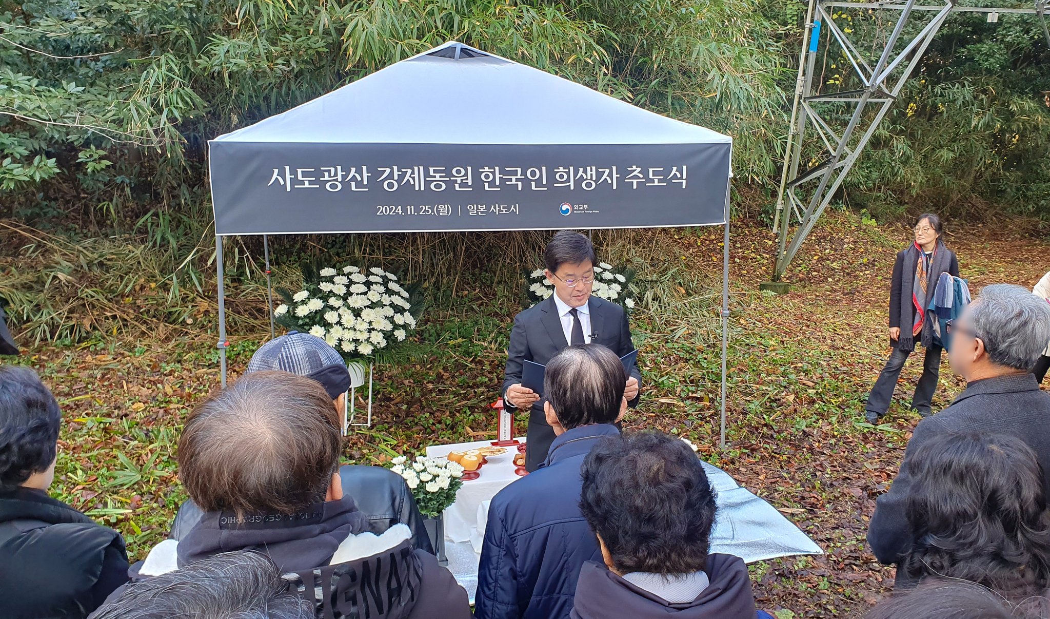 South Korean Ambassador to Japan Park Cheol-hee delivers a memorial address during a ceremony honoring Korean victims of Japan's wartime forced labor at the Sado mine complex during World War II on Monday, at a site that once served as lodging for Korean forced laborers on Sado Island, off Japan's west coast. [YONHAP]