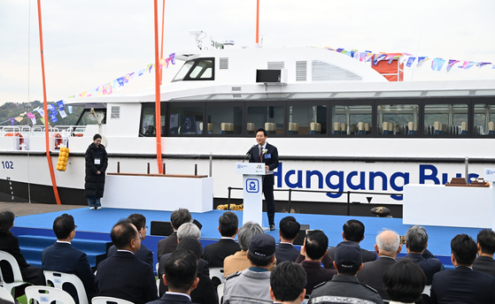 Seoul Mayor Oh Se-hoon speaks during a vessel launching ceremony for the city's Hangang Bus in Sacheon, South Gyeongsang, on Monday. [SEOUL METROPOLITAN GOVERNMENT]