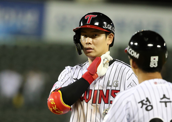 The LG Twins' Hong Chang-ki looks on during a KBO game against the KT Wiz at Jamsil Baseball Stadium in southern Seoul on Aug. 29. [NEWS1] 