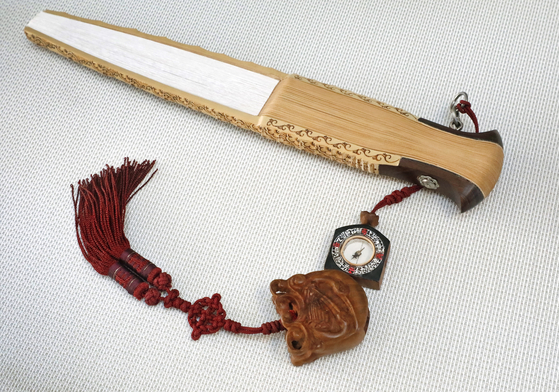 Seonchu yundo are usually attached to a fan. [PARK SANG-MOON] 