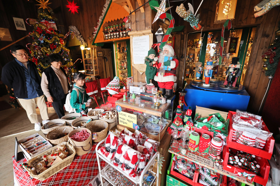 Visitors look around the Weihnachten Christmas Museum in Seogwipo, Jeju, on Monday. [YONHAP]