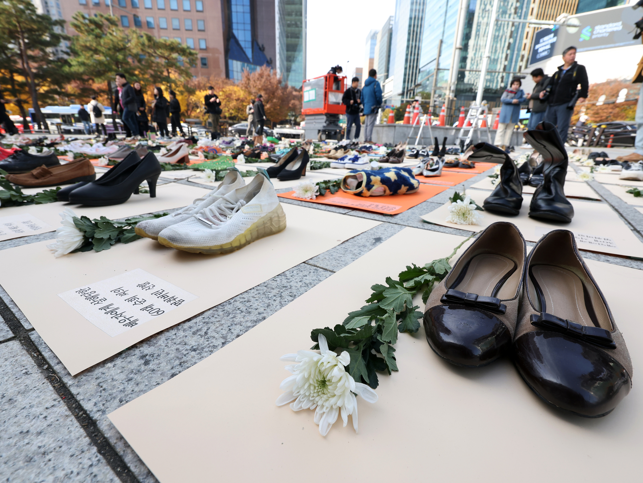 Pairs of shoes are arranged in front of Bosingak Pavilion in Jongno District, central Seoul, on Monday as part of the protest performance conducted by women’s rights activist group Korea Women’s Hot-Line. [NEWS1]