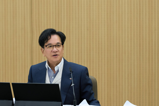 CJ Group Chairman Lee Jay-hyun talks to CJ affiliate heads at a meeting on Nov. 20. [CJ]