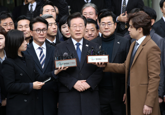  Democratic Party leader Lee Jae-myung, center, speaks outside the Seoul Central District Court in Seocho District, southern Seoul, after the court's ruling was announced on Monday afternoon. [JOINT PRESS CORPS]