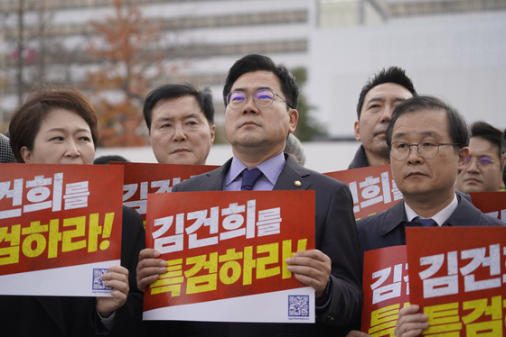 Democratic Party (DP) floor leader Park Chan-dae and other DP members hold up placards demanding a special counsel probe into first lady Kim Keon Hee outside the presidential office in Yongsan District, central Seoul, on Tuesday. [OFFICE OF REP. PARK CHAN-DAE]