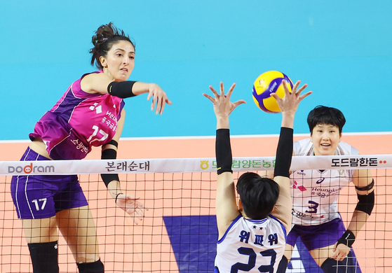 The Heungkuk Life Insurance Pink Spiders' Tutku Burcu, left, attacks during a V League game against Suwon Hyundai Engineering & Construction Hillstate at Incheon Samsan World Gymnasium in Incheon on Sunday. [YONHAP] 