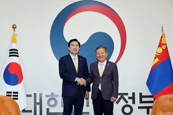 Korea's Interior Minister Lee Sang-min, right, poses with Mongolia's Chief Cabinet Secretary Nyam-Osor Uchral before their meeting at the government complex in Seoul on Nov. 12. [YONHAP]
