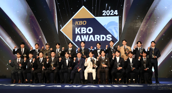 KBO Commissioner Heo Koo-youn, front row center, poses with the winners at the 2024 KBO Awards at Lotte Hotel World in southern Seoul on Tuesday. 2024 KBO MVP Kim Do-yeong sits to the right of Heo, with Rookie of the Year Kim Taek-yeon on the left. [NEWS1] [NEWS1]
