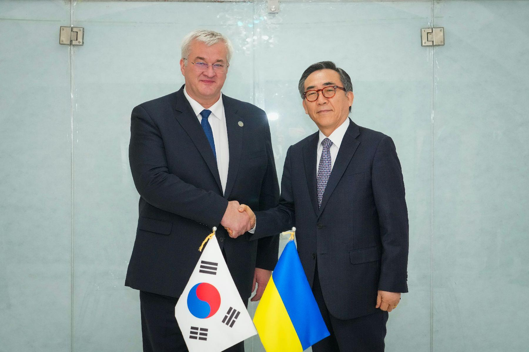 Foreign Minister Cho Tae-yul, right, poses with Ukrainian Foreign Minister Andrii Sybiha ahead of their talks on the sidelines of the foreign ministers' meeting of the Group of 7 advanced countries, in Fiuggi, Italy, on Monday. [MINISTRY OF FOREIGN AFFAIRS]