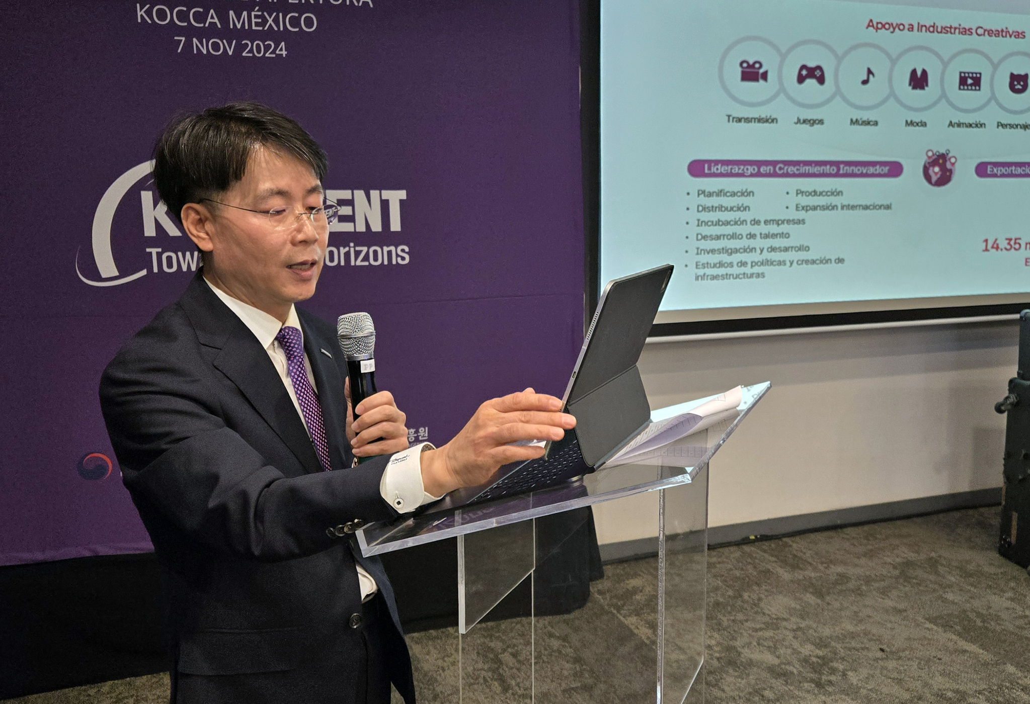 An official from the Korea Creative Content Agency speaks at an opening ceremony of a business center in Mexico on Nov. 7. [YONHAP]