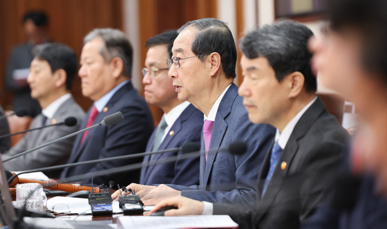 Prime Minister Han Duck-soo, center, speaks during Tuesday's Cabinet meeting at the Central Government Complex in Jongno District, central Seoul, on Tuesday. [NEWS1]