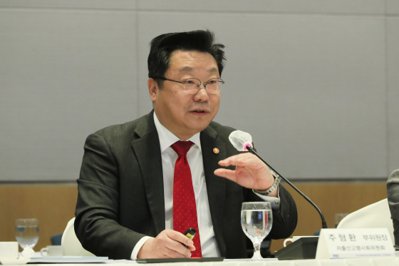 Presidential Committee on Aging Society and Population Policy Vice Chairman Joo Hyung-hwan speaks during a meeting of the K-ESG Alliance hosted by the Federation of Korean Industries (FKI) in western Seoul on Monday. [FKI]