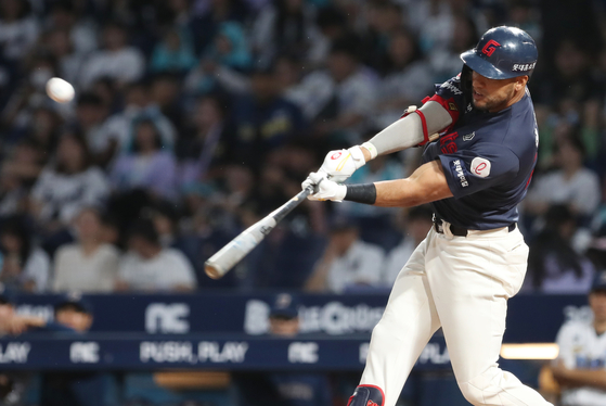 Victor Reyes bats for the Lotte Giants during a game against the NC Dinos at Changwon NC Park in Changwon, South Gyeongsang on Oct. 1.  [NEWS1]