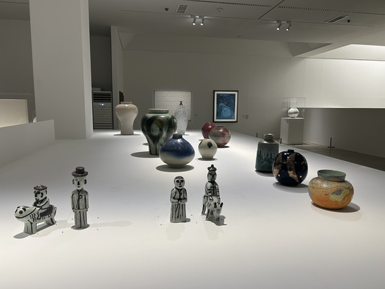 Installation view of the “Unfolding the Dynamics of Modern Ceramics in Korea″ exhibition at the National Museum of Modern and Contemporary Art’s (MMCA) Gwacheon branch in Gyeonggi. [SHIN MIN-HEE]