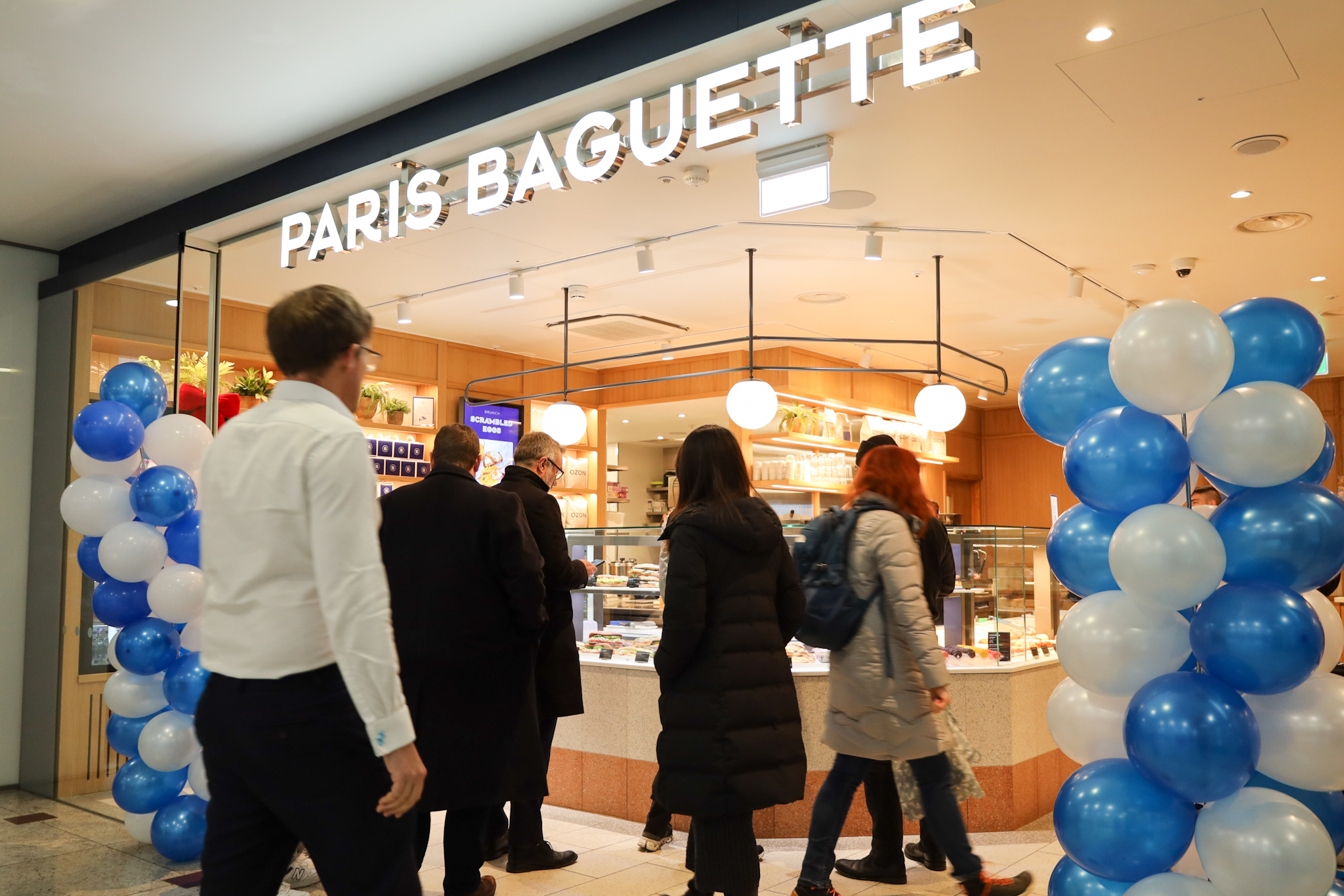 Customers enter Paris Baguette's franchise store in Britain, the brand's first franchise store in Europe. [SPC GROUP] 