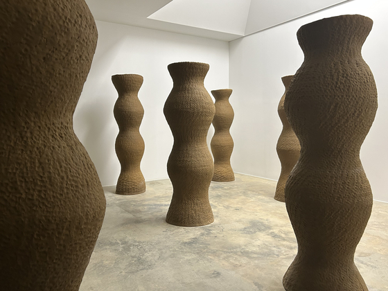Installation view of the “Unfolding the Dynamics of Modern Ceramics in Korea″ exhibition at the National Museum of Modern and Contemporary Art’s (MMCA) Gwacheon branch in Gyeonggi. Here shows ″Live 2″ by Oh Hyang-jong, inspired by onggi (traditional round brown earthenware pot) techniques. [SHIN MIN-HEE]