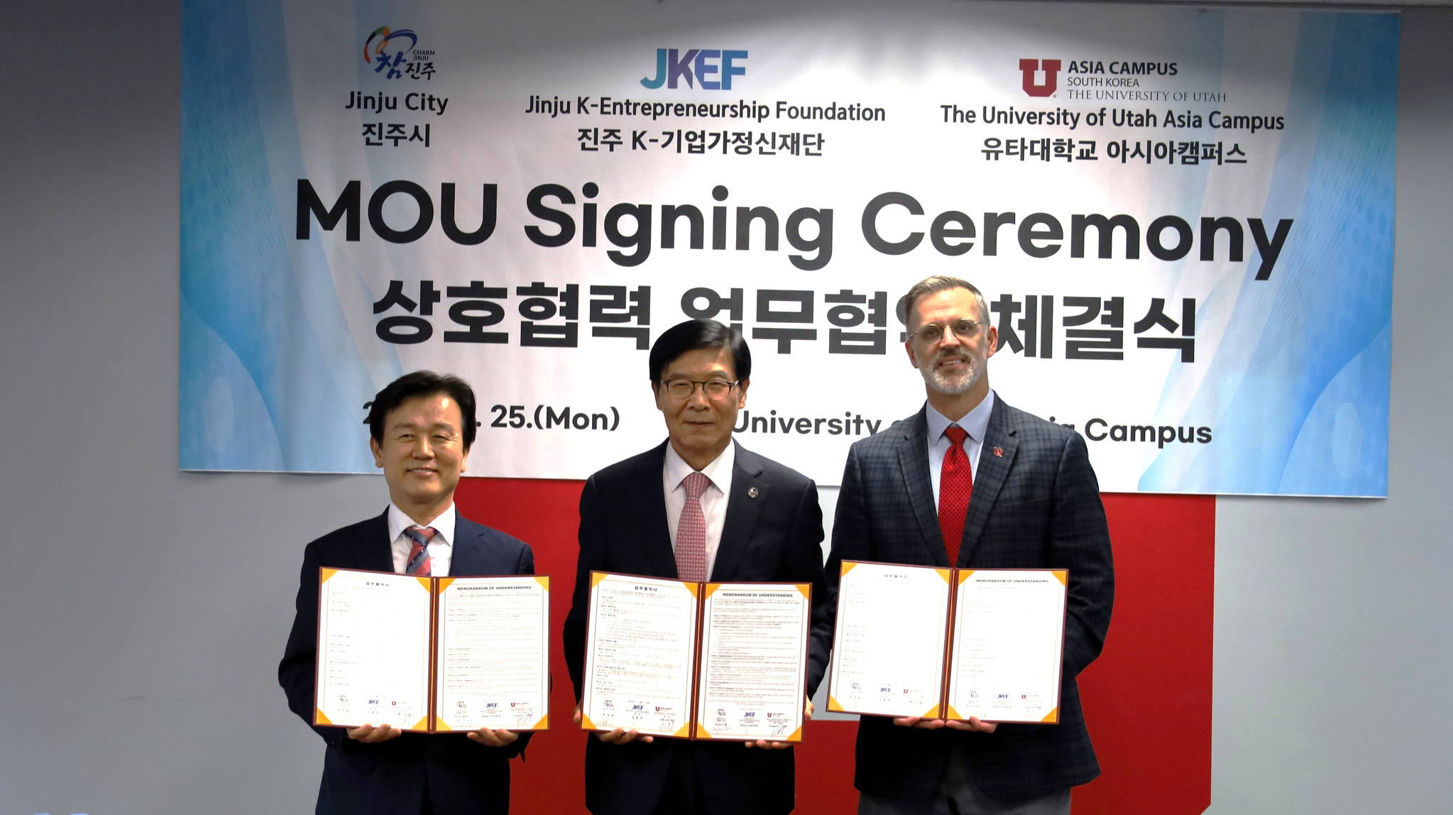 Right to left, Gregory Hill, chief administrative officer of the University of Utah Asia Campus, Jinju K-Entrepreneurship Foundation Chairman Kim Jong-wook and Jinju Mayor Jo Kyoo-il Jo hold copies of a signed MOU on Monday at the Utah Asia Campus in Songdo, Incheon. [UNIVERSITY OF UTAH ASIA CAMPUS]