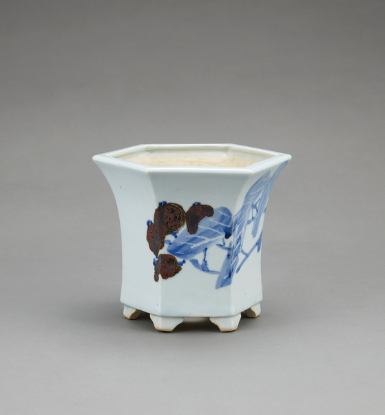 ″Blue-and-white Porcelain Flowerpot with Loquat Design and Poem″ (1975) by Ahn Dong-oh and Chang Woo-soung, part of the Lee Kun-hee Collection [MMCA]
