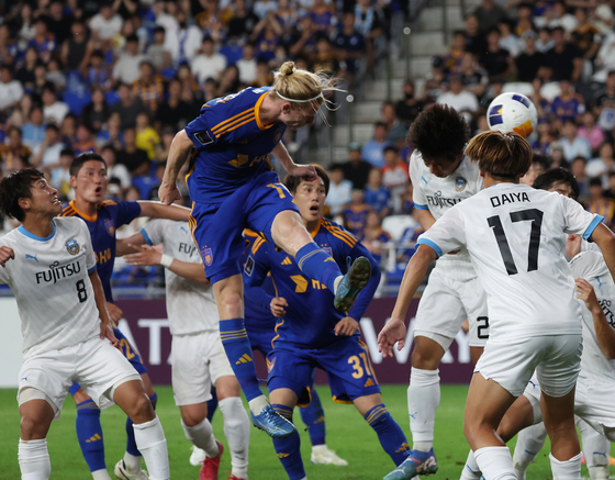 Ulsan HD, in blue, play against Kawasaki Frontale in the AFC Champions League Elite at Munsu Football Stadium in Ulsan on Sept. 18. [YONHAP] 