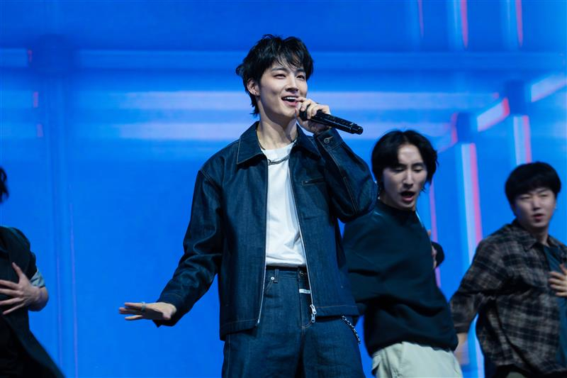 Jay B performs ″Crash″ during a showcase on Nov. 27 at Yes 24 Live Hall in Gwangjin District, eastern Seoul. [DANIELA GONZALEZ PEREZ]