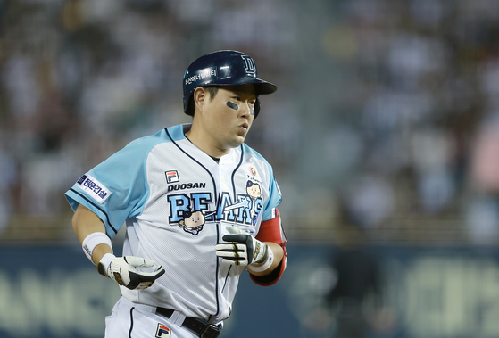 The Doosan Bears' Yang Eui-ji rounds the base during a KBO game against the Kia Tigers at Jamsil Baseball Stadium in southern Seoul on Sept. 19. [NEWS1] 