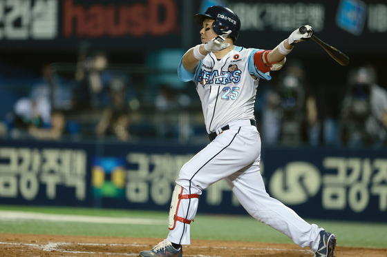 The Doosan Bears' Yang Eui-ji hits a homerun during a KBO game against the Kia Tigers at Jamsil Baseball Stadium in southern Seoul on Sept. 19. [NEWS1] 