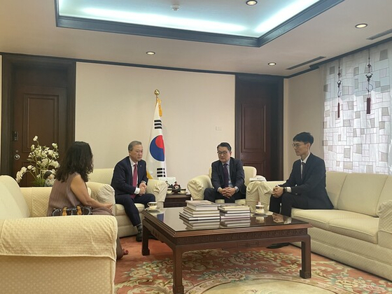 President of Jeonbuk National University Yang O-bong meets with Park Yong-min, Korea's ambassador to Thailand, in Thailand. [JEONBUK NATIONAL UNIVERSITY]