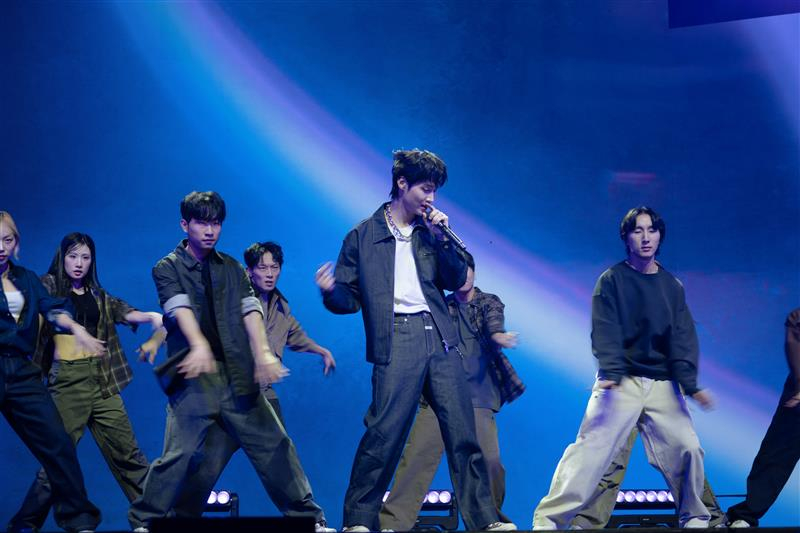 Jay B performs ″Crash″ during a showcase on Nov. 27 at Yes 24 Live Hall in Gwangjin District, eastern Seoul. [DANIELA GONZALEZ PEREZ]