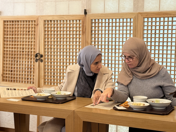 Spouses of foreign ambassadors to Korea enjoy traditional royal delicacies and tea at Gyeongbok Palace in central Seoul on Tuesday. [LEE SOO-JUNG]