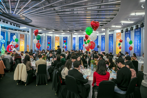 A hundred people take part in a mass blind date event at Sebitseom in southern Seoul, hosted by the Seoul Metropolitan Government on Saturday. [SEOUL METROPOLITAN GOVERNMENT]