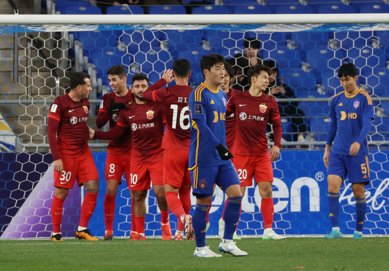 Shanghai Port, in red, celebrate during an AFC Champions League Elite match against Ulsan HD at Munsu Football Stadium in Ulsan on Tuesday. [YONHAP] 