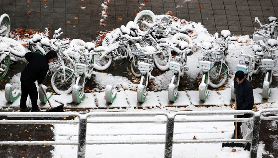 Bicycles lay covered in snow in Jung District, central Seoul on Wednesday. [NEWS1] 