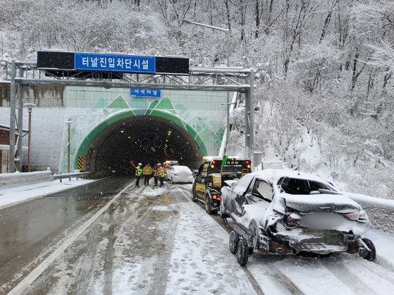 A crashed vehicle is towed on the Seoul-Yangyang Expressway after a car accident involving five vehicles that occurred at around 6:40 a.m. on Wednesday in Hongcheon County, Gangwon. [GANGWON STATE FIRE HEADQUARTERS]  