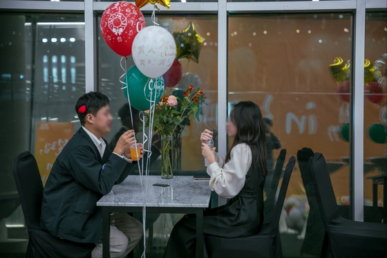 Participants in the city's mass blind date event have one-on-one conversations on Saturday. [SEOUL METROPOLITAN GOVERNMENT]