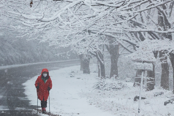 A hiker treks the snow-covered trail on Mount Mudeung in Gwangju on Wednesday. [YONHAP]