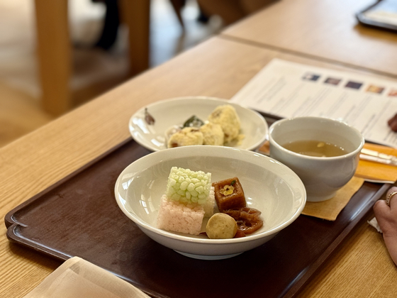 Korean royal desserts and a cup of tea served to spouses of foreign ambassadors to Korea on Tuesday at Gyeongbok Palace in central Seoul on Tuesday [LEE SOO-JUNG]