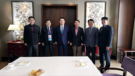 Members of a delegation from the Gyeongju city government, including Gyeongju Mayor Joo Nak-young, second from left, meet with President Yoon Suk Yeol, center, at a hotel in Lima, Peru on Nov. 17. [APEC ORGANIZING COMMITTEE]
