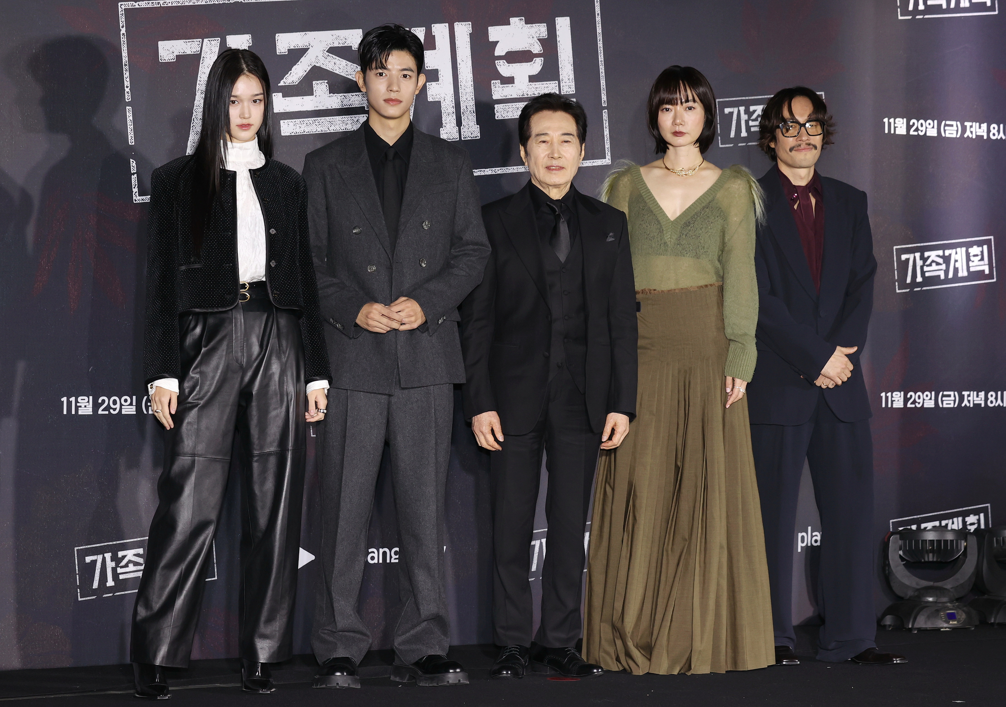 From left actors Lee Soo-hyun, Lomon, Baek Yoon-sik, Bae Doo-na and Ryoo Seung-bum pose for a photo during Coupang Play's ″Family Matters″ press conference in Yongsan District, central Seoul, on Tuesday. [YONHAP]