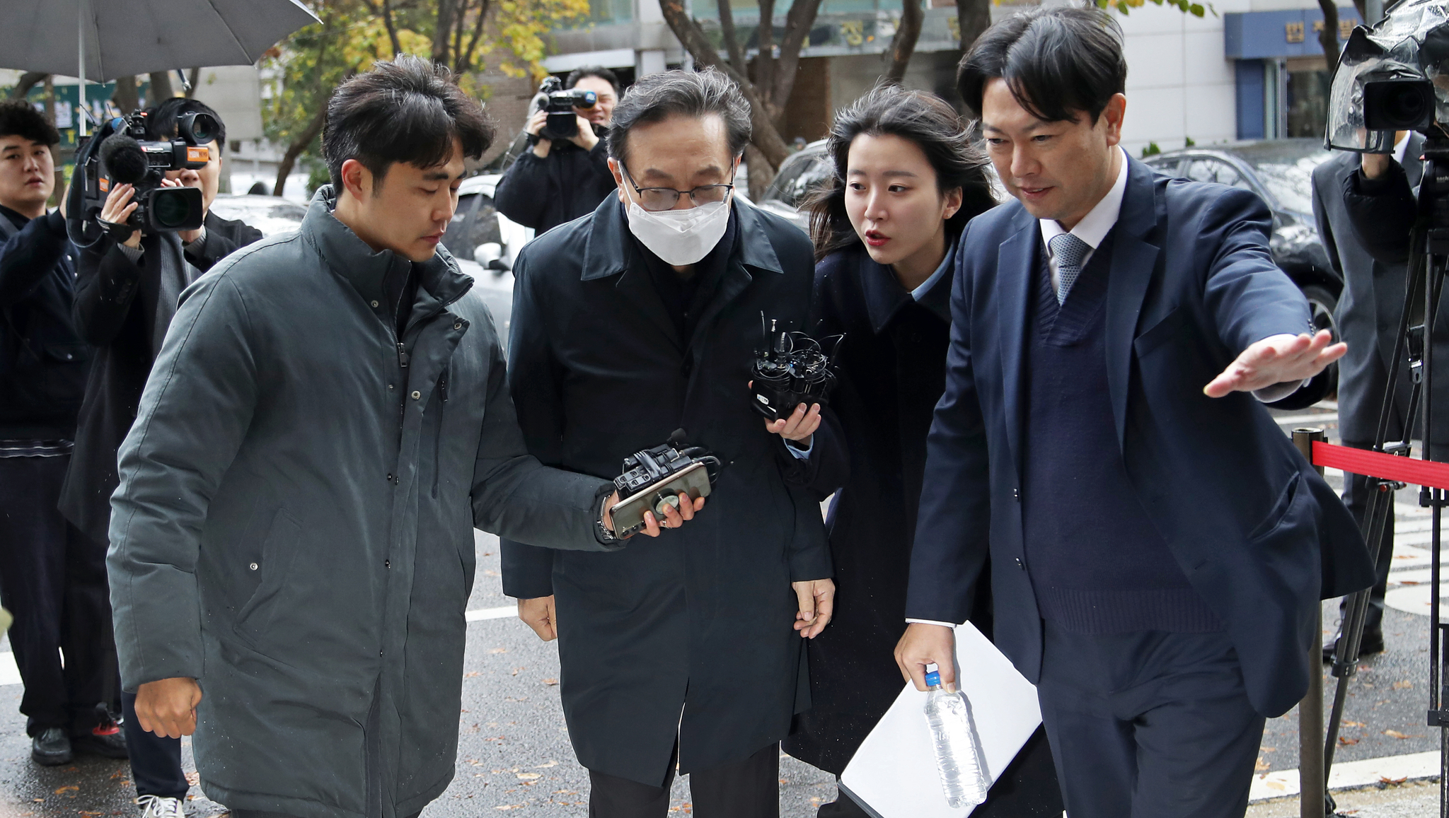 Sohn Tae-seung, former chairperson of Woori Financial Group, center wearing a mask, arrives at the Seoul Southern Court on Tuesday to attend his arrest warrant hearing. [NEWS1]