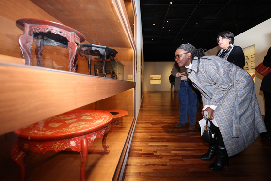 Spouses of foreign ambassadors to Korea enjoy the exhibition ″Joseon's Royal Cuisine: A Table for Food, Reverence and Sharing″ at the National Palace Museum of Korea in central Seoul on Tuesday. [NEWS1] 