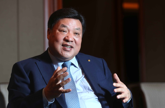 Celltrion founder Seo Jung-jin talks during an interview with JoongAng Ilbo in Nov. 2020. [KIM SANG-SEON] 
