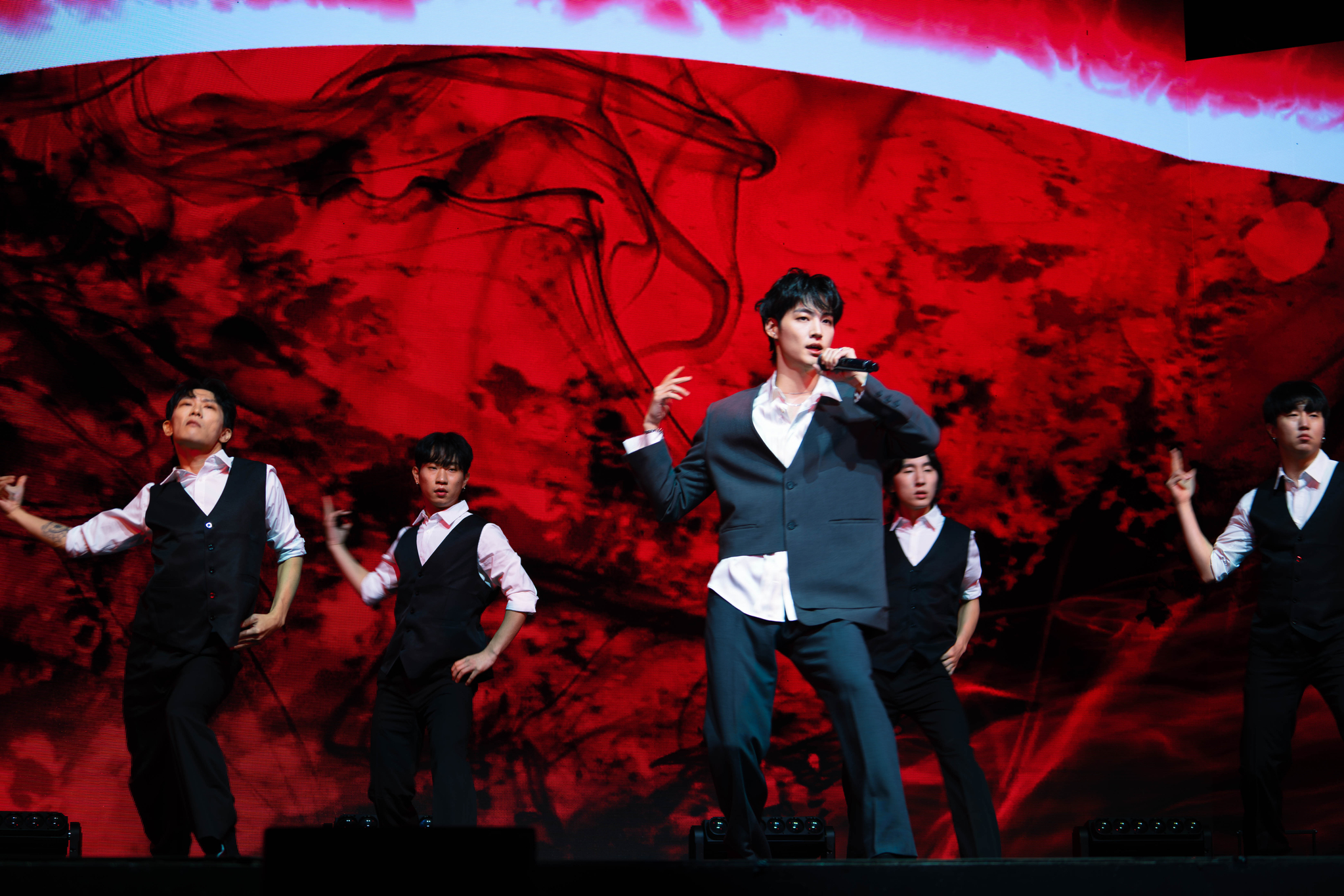 Jay B performs ″Cloud nine″ during a showcase on Nov. 27 at Yes 24 Live Hall in Gwangjin District, eastern Seoul. [DANIELA GONZALEZ PEREZ]