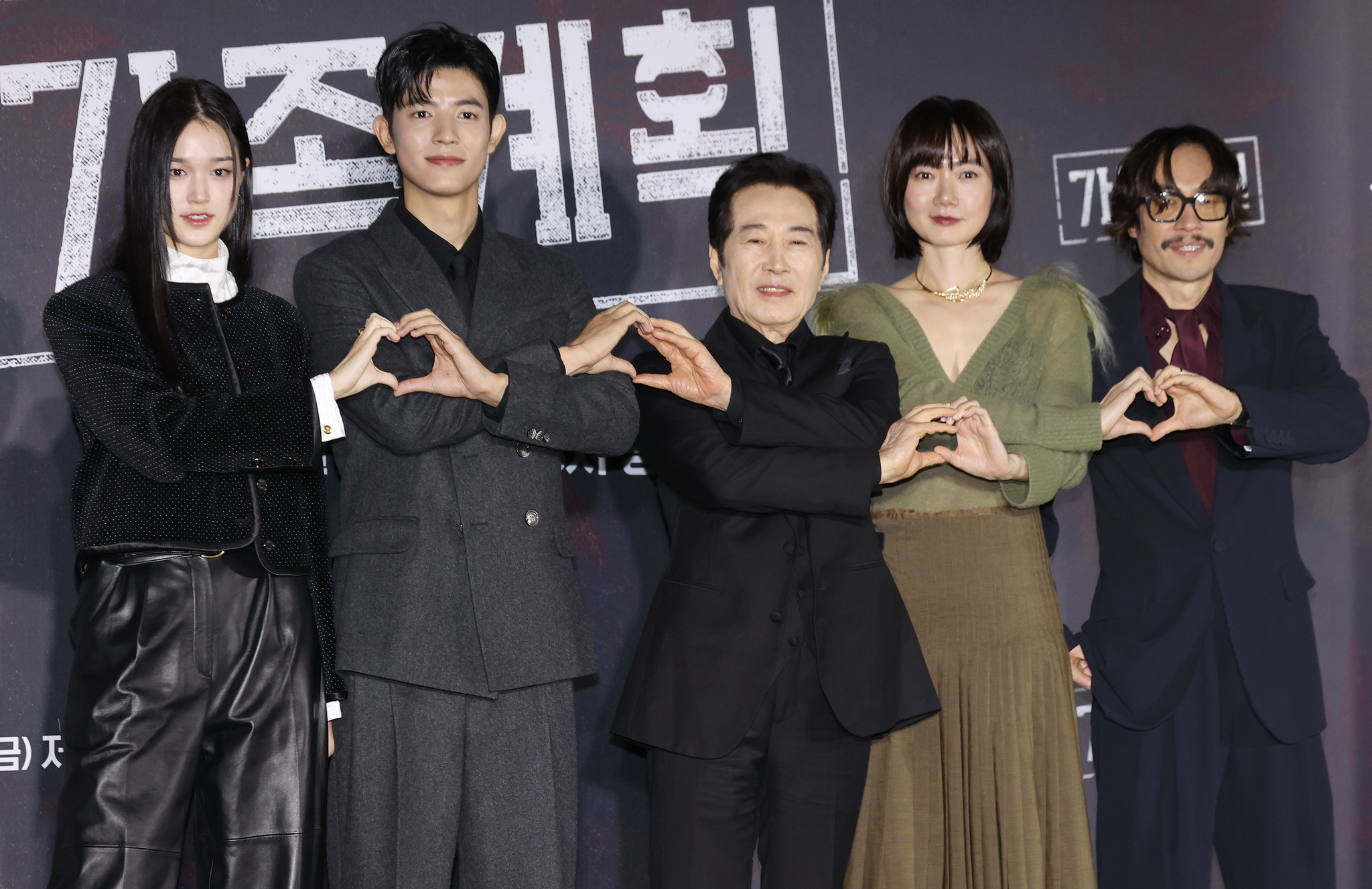 From left. actors Lee Soo-hyun, Lomon, Baek Yoon-sik, Bae Doo-na and Ryoo Seung-bum pose for a photo during Coupang Play's ″Family Matters″ press conference in Yongsan District, central Seoul, on Tuesday. [YONHAP]