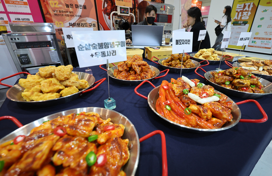 Food models are displayed as part of an exhibition at the International Franchise Show at Coex in Gangnam District, southern Seoul, on Oct. 31. [NEWS1]