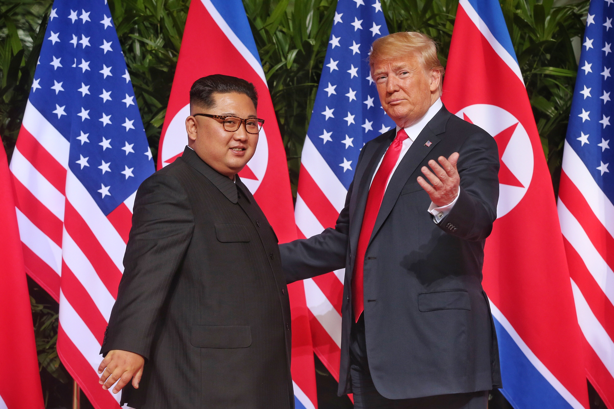 U.S. President-elect Donald Trump, right, and North Korean leader Kim Jong-un meet at their first summit in Singapore on June 12, 2018. The summit marks the first meeting between an incumbent U.S. President and a North Korean leader. [EPA/YONHAP]