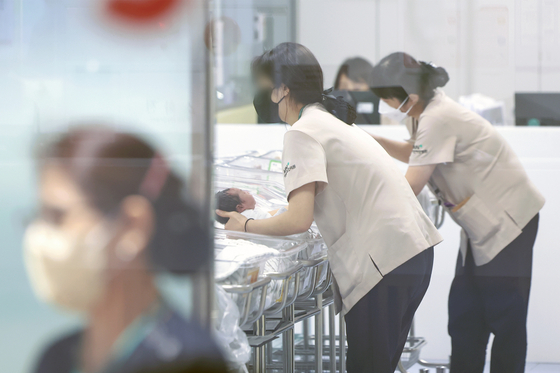 Nurses tend to newborn babies at a hospital in Incheon on July 24. [NEWS1]