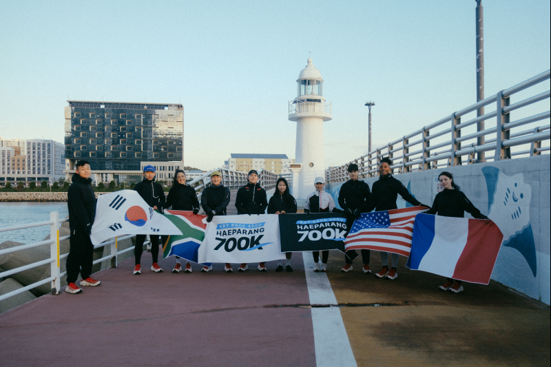 Runners of ″Haeparang 700K″ pose for a photo. [KOREA TOURISM ORGANIZATION] 
