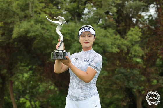 Yoon Ina poses with the Jeju Samdasoo Masters trophy after winning the tournamnet in Jeju on Aug. 4. [NEWS1] 