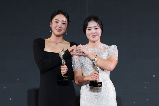 Yoo Hyun-jo, right, poses for a photo with Yoon Ina at the KLPGA ceremony of awarding grand prize at Grand InterContinental Seoul Parnas in southern Seoul on Wednesday. [NEWS1] 
